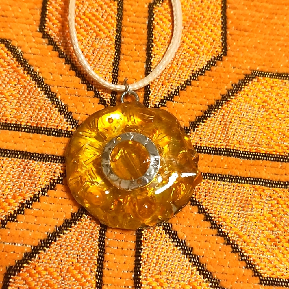 Adjustable crystal pendent